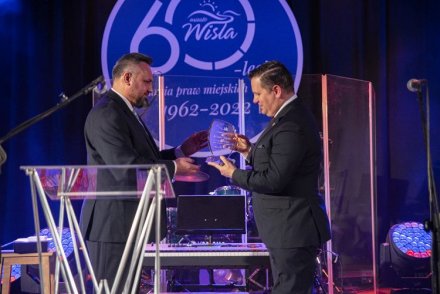 Koncert Noworoczny Miasta Wisła - poseł na Sejm RP Mirosław Suchoń składa na ręce Burmistrza Wisły pamiątkową statuetkę